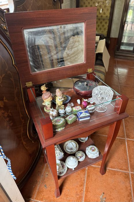 Móvel vitrine em madeira