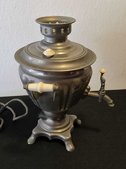 Antigo Samovar soviético/russo em metal.