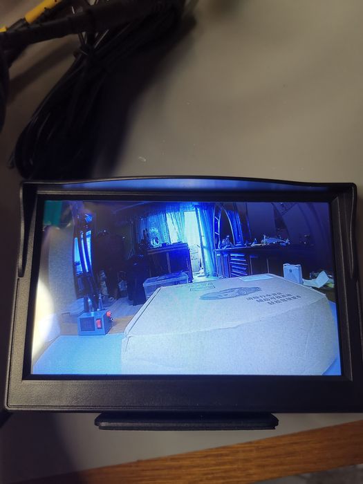 Автомобільний монітор з розділенням на 2 камери