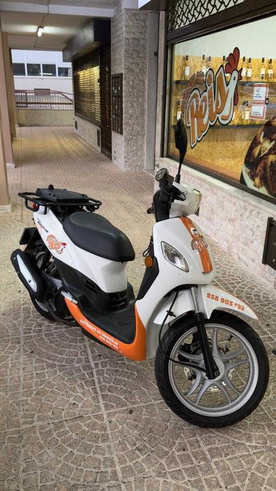 SYM Symphony Cargo 125 – Moto de Entregas Caixa + Capacete | Como Nova