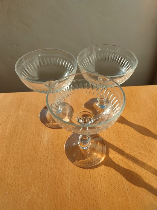 Taças antigas em vidro transparente.