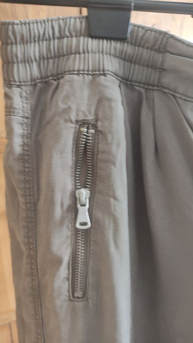 Spodnie khaki na gumie