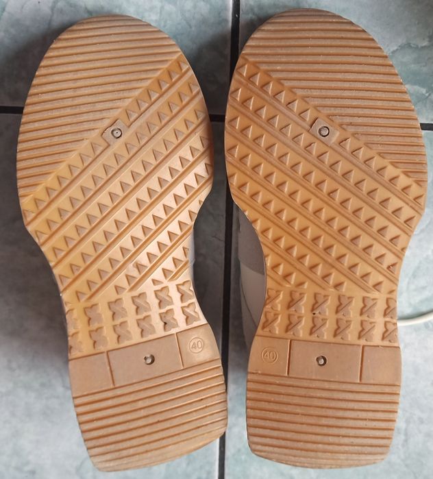 Buty sportowe młodzieżowe, damskie.