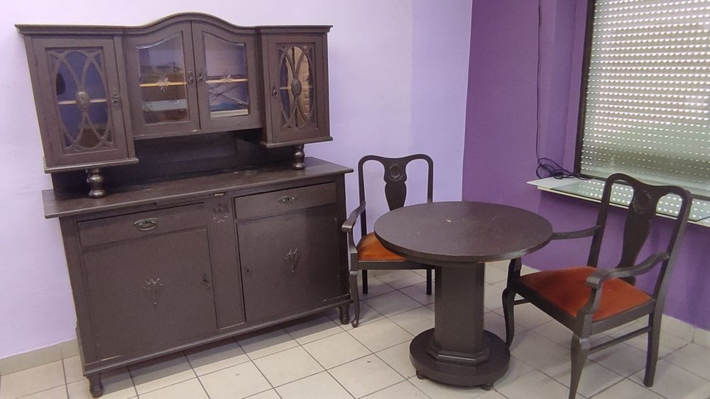 Kredens oraz stół z krzesłami