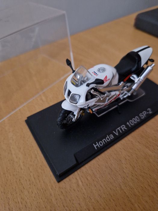 Atlas Modellmotorrad Honda VTR 1000 SP-2 Weiß | Maßstab 1/24 | Mit Sockel & Vitrine | Ca. 9 Cm Lang