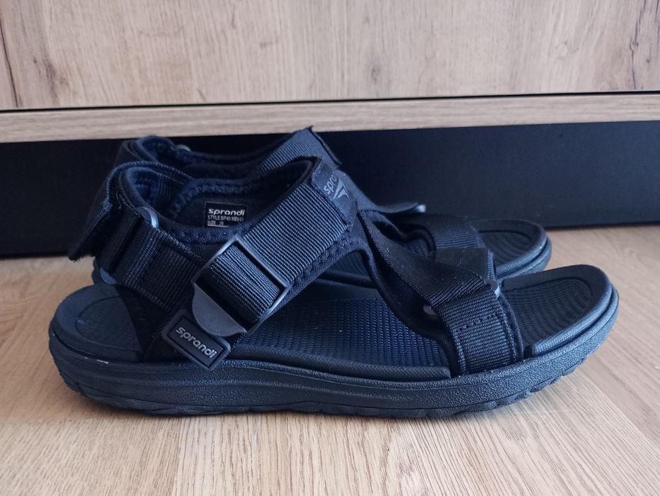 Czarne sandały Sprandi