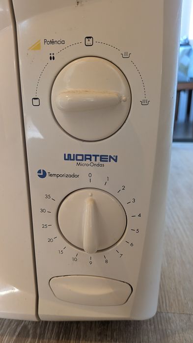 Micro-ondas Worten a funcionar – prato incluído