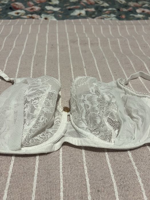 Piekny bialy biustonosz