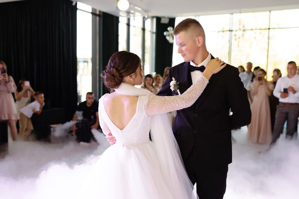 Весільна сукня зі шлейфом верх розшитий бісером