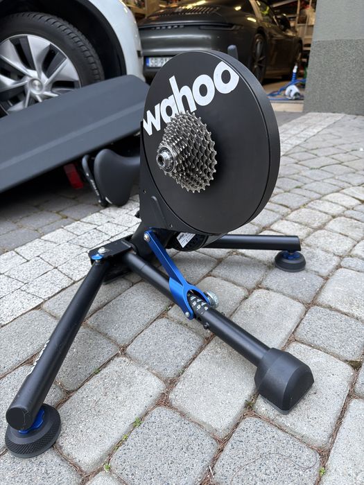Trenażer Wahoo KICKR v4 (Smart) | Nóżki AXIS | Komplet
