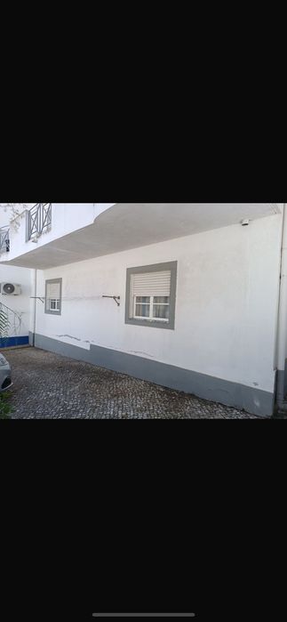 Edifício com 3 T 2.   Recebe total 2700!euros mês