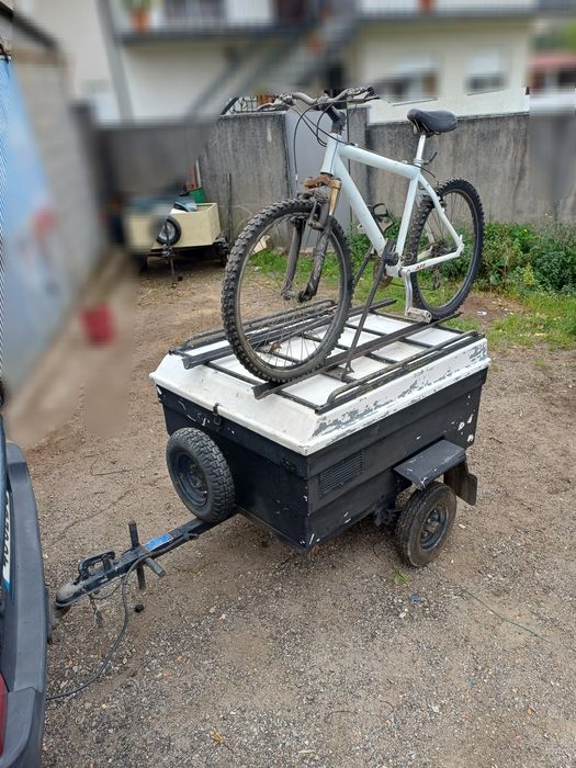 Atrelado leva 2 bicicletas