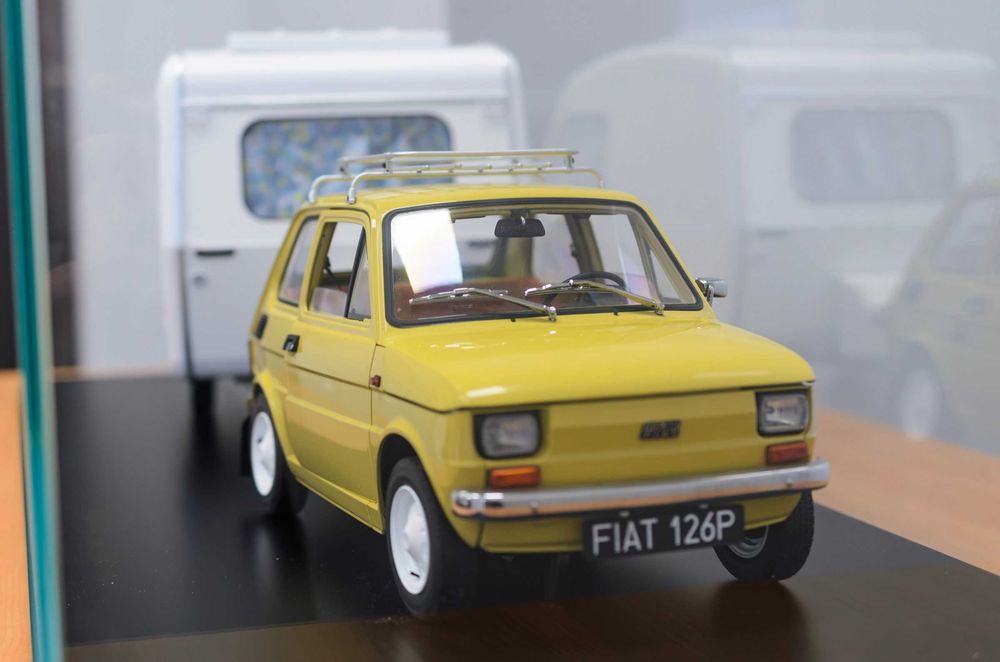 Model DEAGOSTINI Fiat 126p + przyczepa Niewiadów SKALA 1:8 + gablotka