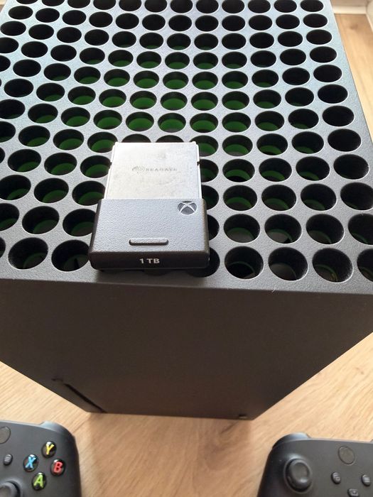 Xbox Series X 2Tb (w tym Segate 1Tb) + 3 pady - stan Bardzo Dobry