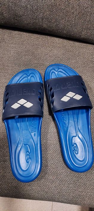 Vendo chinelos de piscina novos ARENA