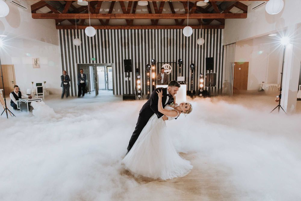 Ciężki dym na pierwszy taniec, taniec w chmurach / fontanny iskier