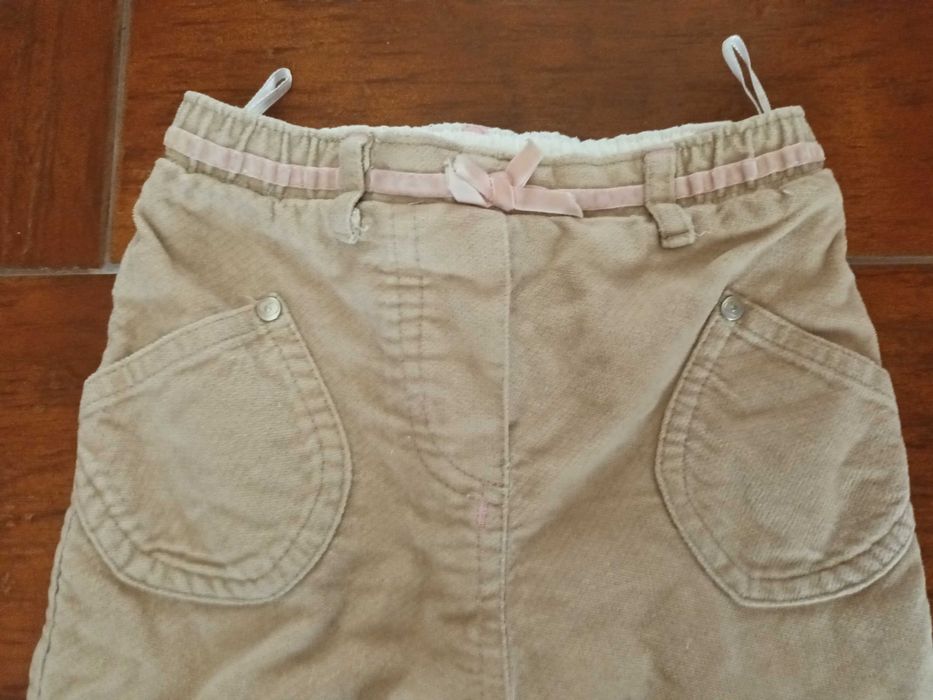 Calças bege com flores