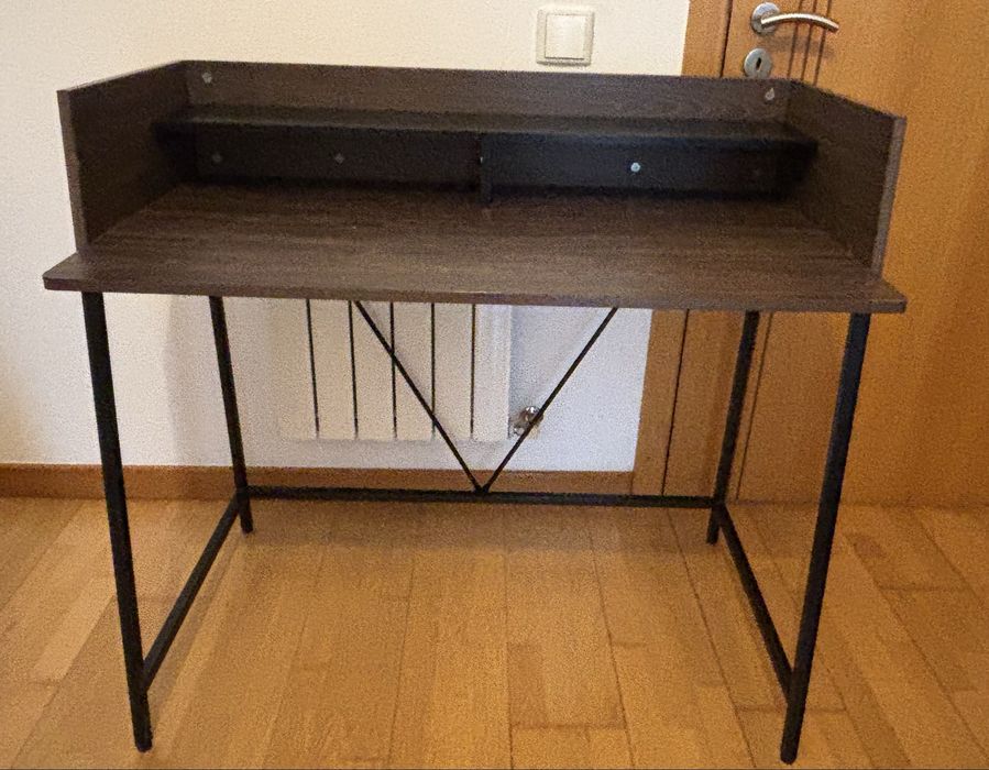 Secretária de trabalho com prateleira