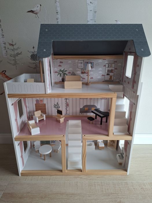 Drewniany domek dla lalek z oświetleniem led