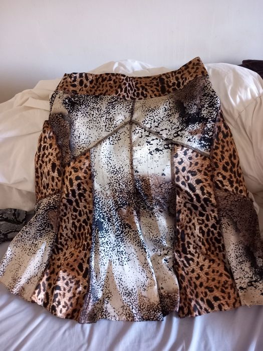 Saia Ana Gomes em cetim grosso