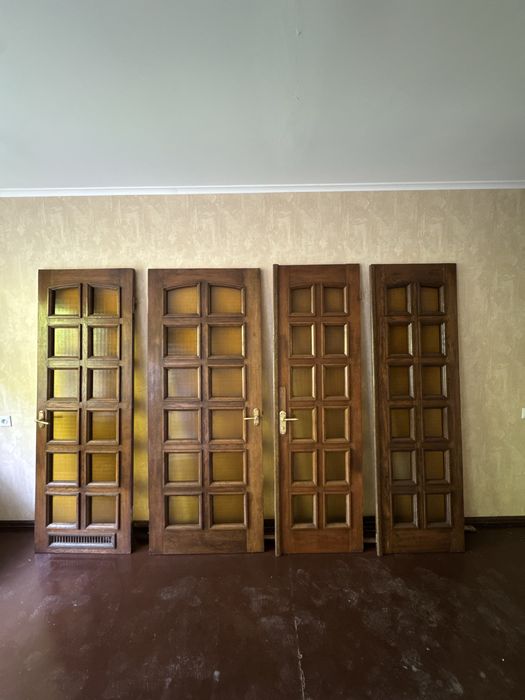 Классические межкомнатные двери из массива дерева