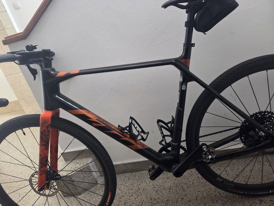 Bicicleta Gravel, KTM, Carbono, ano 2022, rodas DT swiss, Mono prato; cassete 10-50; prato pedaleiro 42 dentes,