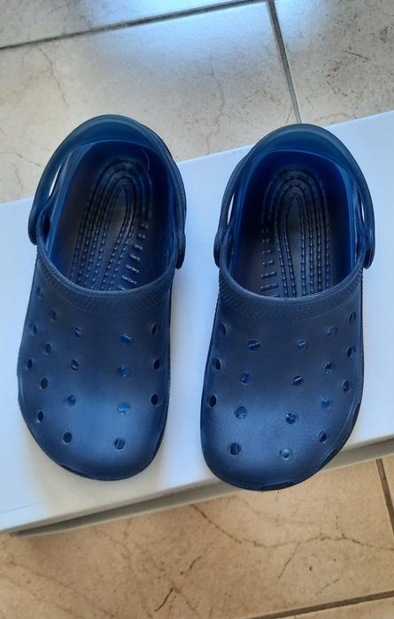 Crocs azuis tamanho 28 para menino
