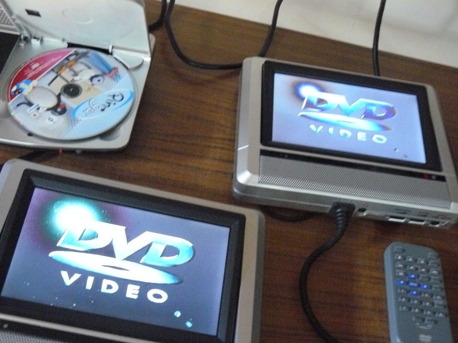 Odtwarzacz dvd mobilny z dwoma ekranami i pilotem