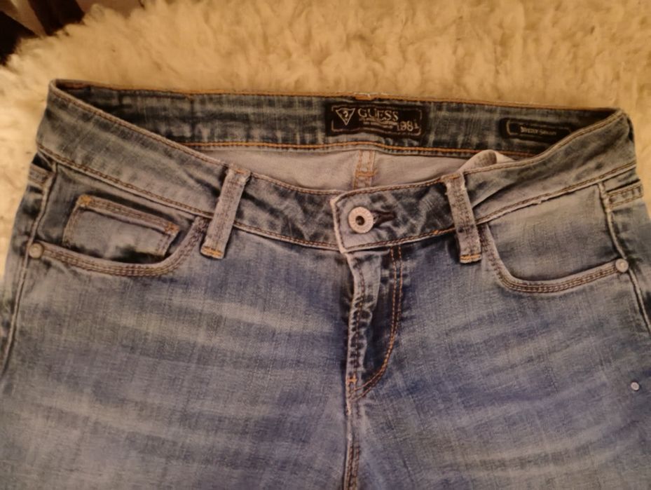 Джинсы Guess  Skinny с разрезами во внутрь хит 2026