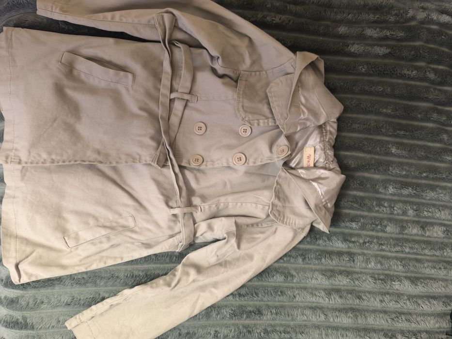 Модний тренч для дівчинки з капюшоном.