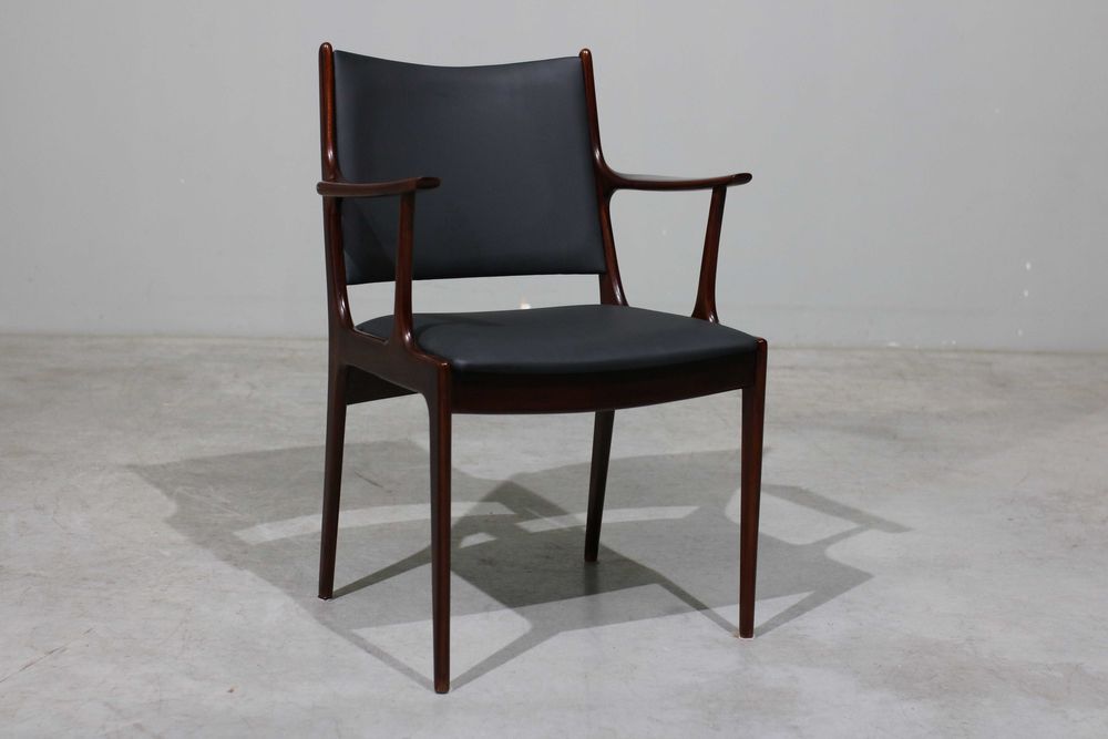 Cadeirão Johannes Andersen em mogno