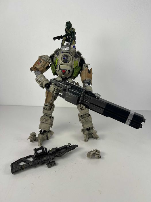 Рухома фігурка від Play Arts Kai - титан Atlas з гри «Titanfall»