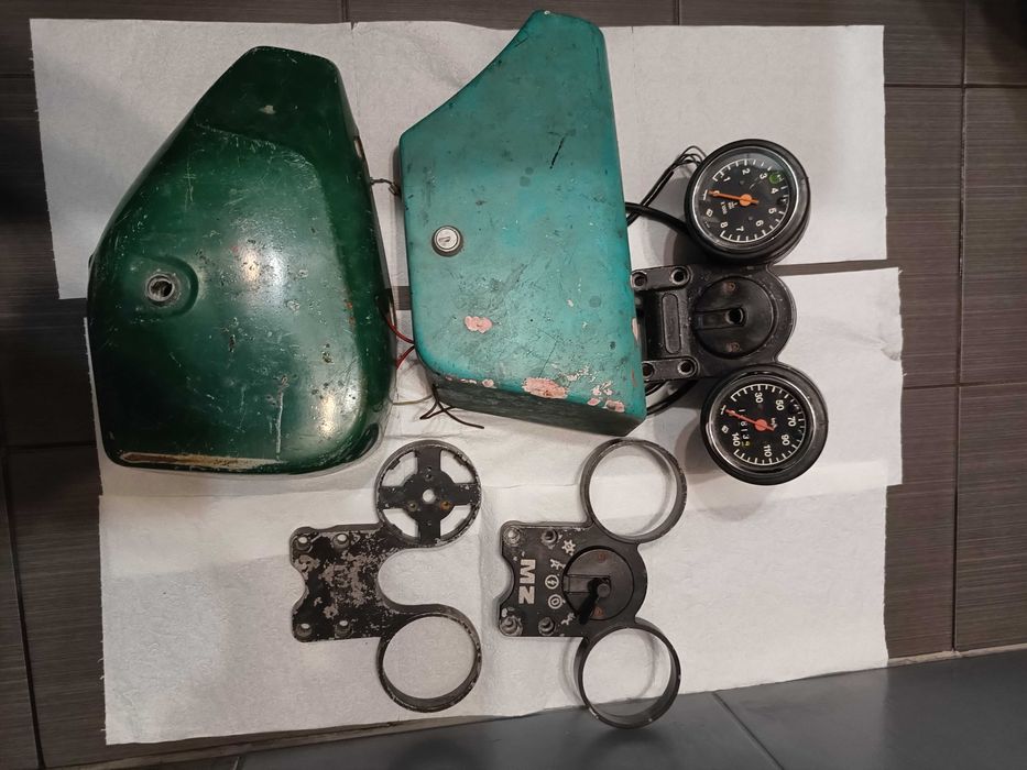 MZ Etz 250 251 licznik obrotomierz półka pokrywa akumulatora zapłon