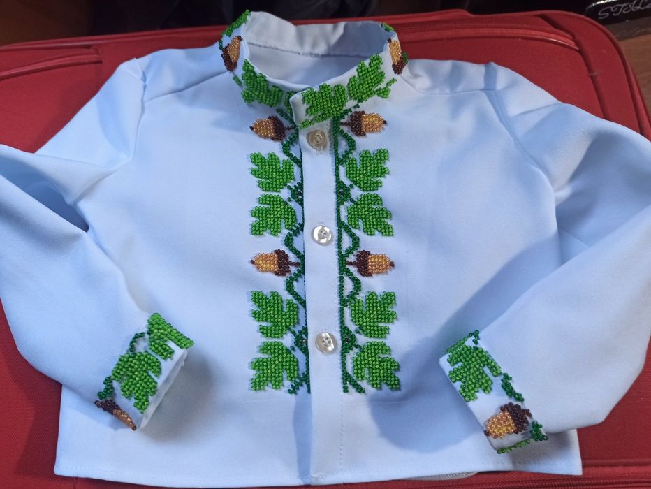 Вишита бісером сорочечка для немовляти.