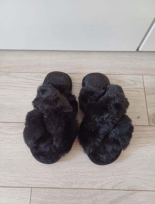Czarne, puszyste, futrzane kapcie po domu, rozmiar 38