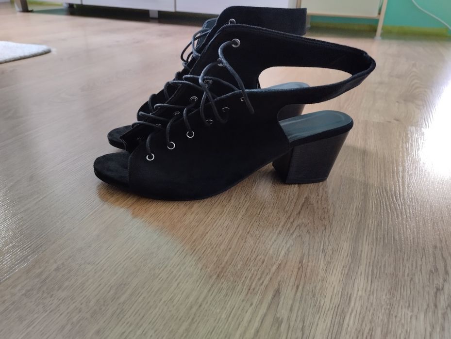 Buty na słupku  z odkrytymi palcami i piętą