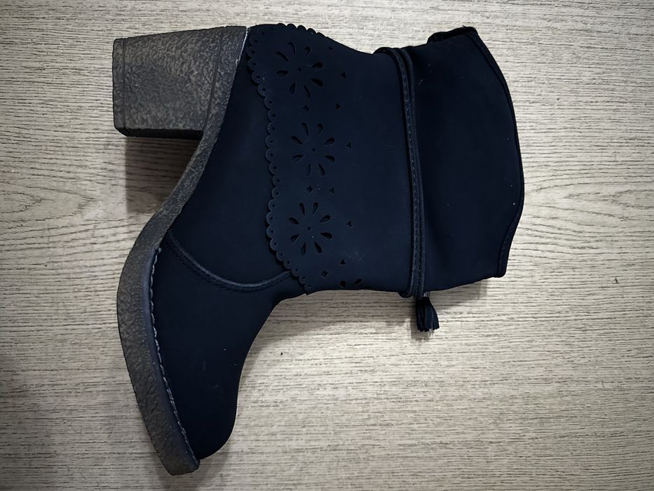 Kozaki krótkie ażurowe czarne skóra na słupku Bless roz. 38