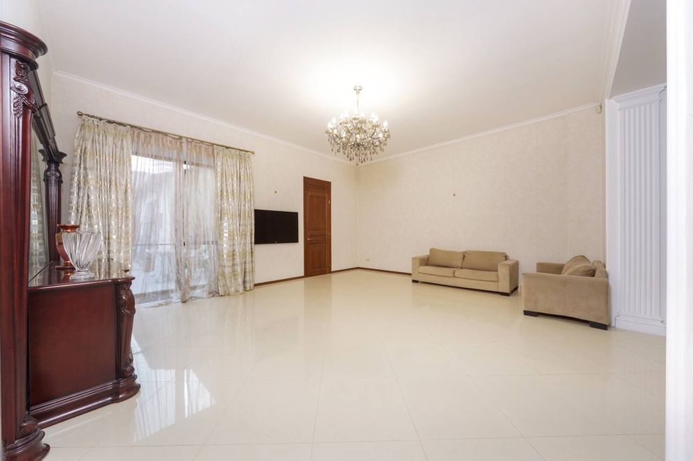 Аренда  дома возле моря  / Аркадия  , бассейн  , 8 соток, подвал ,свет