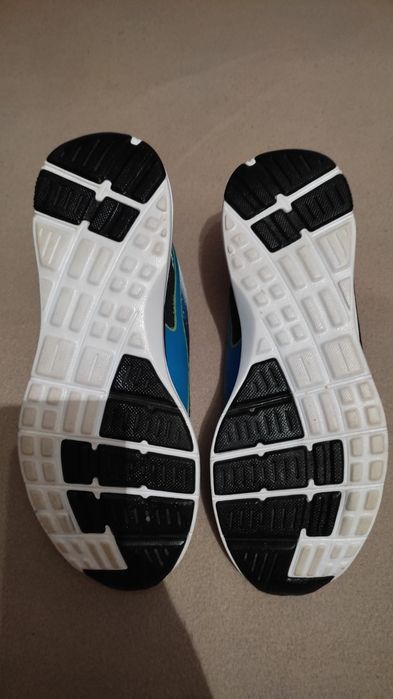 Продам кросівки    .