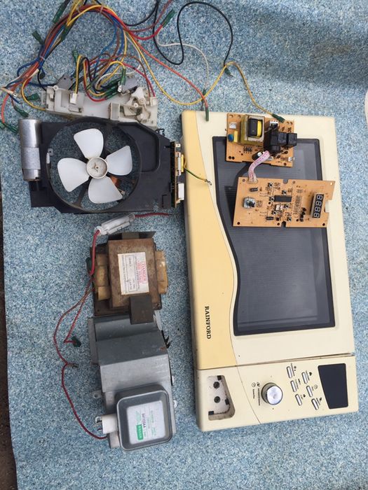 Микроволновка Rainford на запчасти