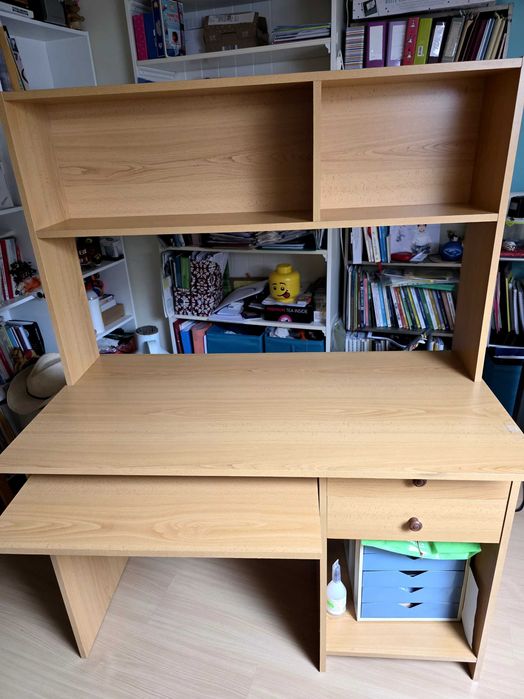 Secretaria com estante