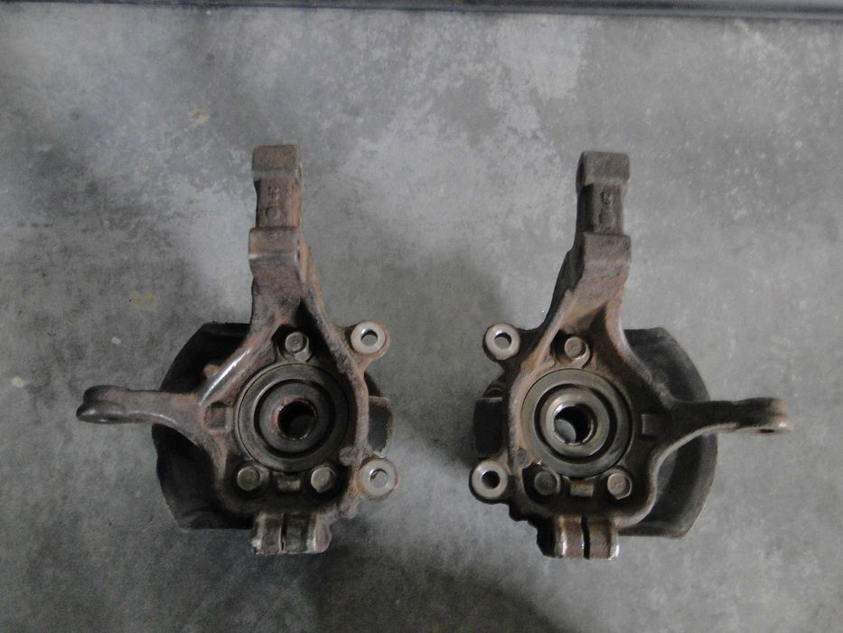 Ступиця передня поворотний кулак цапфа Nissan Tiida 1.6 07-12р.