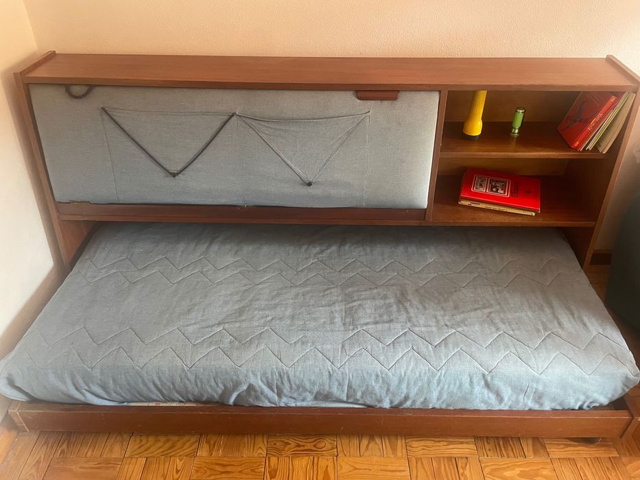 Oportunidade - Cama solteiro (madeira maciça) com estante e colchão