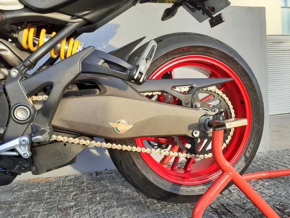 Ducati Monster 821 com Termigioni