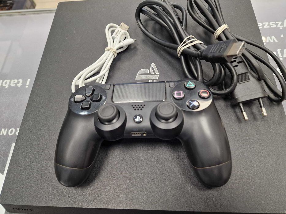 Konsola PS4 PRO PlayStation 4 PRO 1TB 7216B + pad + kable/ Grade B