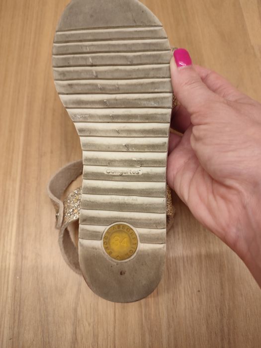 Sandálias douradas conguitos, tam 34