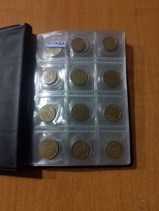 Альбом з різними монетами