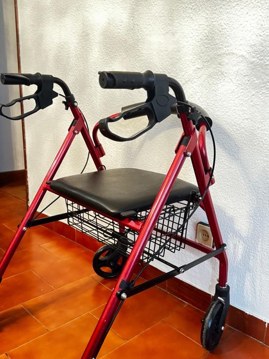 Andarilho com 4 rodas, banco e cesto