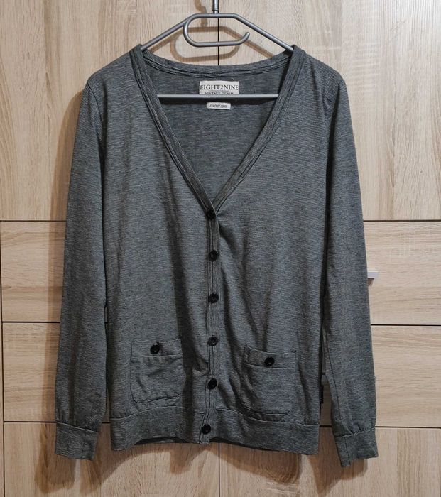 P102 Sweter damski w paski zapinany na guziki Eight2Nine