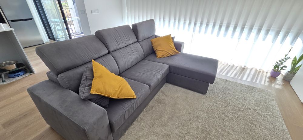 Sofá cinzento com chaise longue